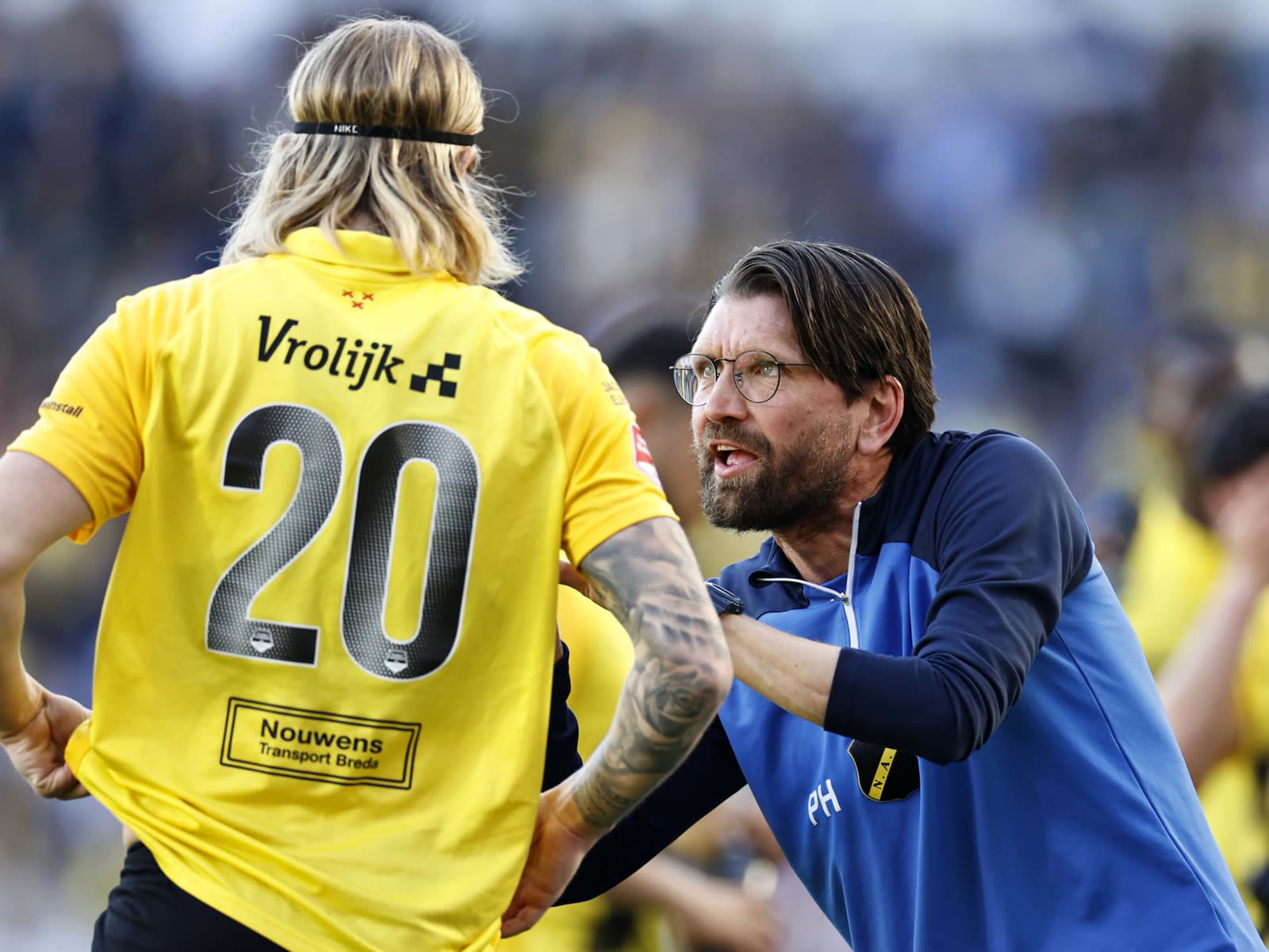Peter Hyballa coacht einen Spieler